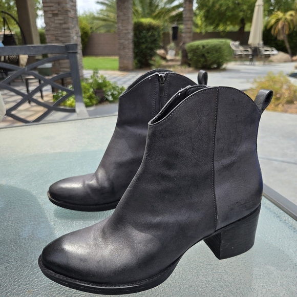 Clarks Sz 9.5 Women Leather Narrative Movie Act Boot Grey Black - Picture 10 of 12